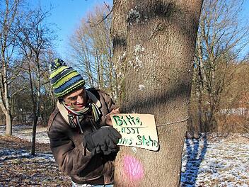 Stefan Mai setzt sich - wie viele andere auch - für den Erhalt der Bäume auf dem Hochwasserdamm ein.  Foto: Heike Beudert