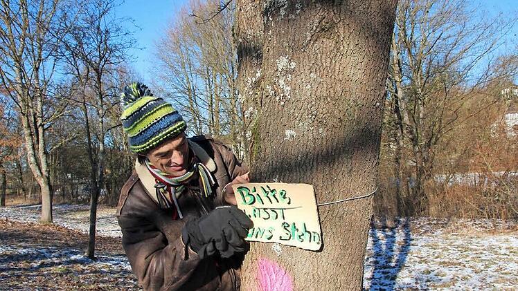 Stefan Mai setzt sich - wie viele andere auch - für den Erhalt der Bäume auf dem Hochwasserdamm ein.  Foto: Heike Beudert