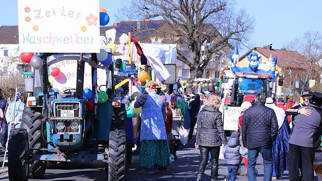 In der Krumer Stra&szlig;e startete der Zeiler Faschingszug. Zur Sicherheit stellten dort die Fahrer ihre schweren Traktoren mit den Wagen versetzt auf. Bestenfalls im Slalom h&auml;tte sich ein anderes - kleines - Fahrzeug durchschl&auml;ngeln k&ouml;nnen. Sp&auml;ter blockierte ein Feuerwehr-Pkw die Stra&szlig;e.