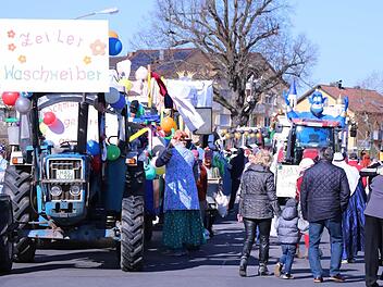 In der Krumer Straße startete der Zeiler Faschingszug. Zur Sicherheit stellten dort die Fahrer ihre schweren Traktoren mit den Wagen versetzt auf. Bestenfalls im Slalom hätte sich ein anderes - kleines - Fahrzeug durchschlängeln können. Später blockierte ein Feuerwehr-Pkw die Straße.