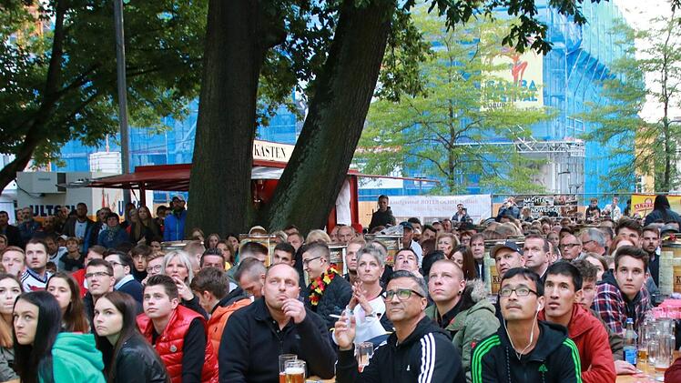 Jubel in der Nachspielzeit: Zahlreiche Fußball-Fans erlebten im Coburger Prinzengarten beim Public Viewing die Übertragung des WM-Vorrundenspiels zwischen Deutschland und Schweden.Foto: Jochen Berger