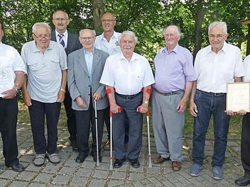 Die f&uuml;r 40 und 60 Jahre Mitgliedschaft Geehrten (von links): Wolgang Hack, Mathias Brucker, Vorsitzender J&uuml;rgen Haller, Franz Pleichinger, Ferdinand Kemmerth, Horst Weiskopf, Rudolf Stein, Manfred Wilhelm und Rudolf Galster  Foto: Alfons Eger