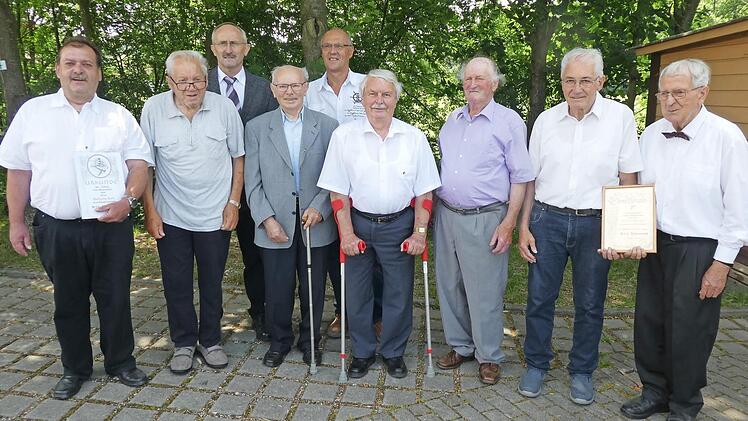 Die f&uuml;r 40 und 60 Jahre Mitgliedschaft Geehrten (von links): Wolgang Hack, Mathias Brucker, Vorsitzender J&uuml;rgen Haller, Franz Pleichinger, Ferdinand Kemmerth, Horst Weiskopf, Rudolf Stein, Manfred Wilhelm und Rudolf Galster  Foto: Alfons Eger