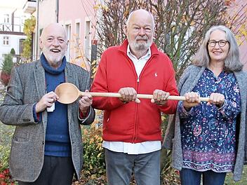 Jens Müller-Rastede, Bernt Sieg und Bärbel Fürst haben sich dem Kochlöffel verschrieben. Bei der nächsten szenischen Lesung der Litera(n)ten geht es um "Tafelspitzen".  Foto: Thomas Malz