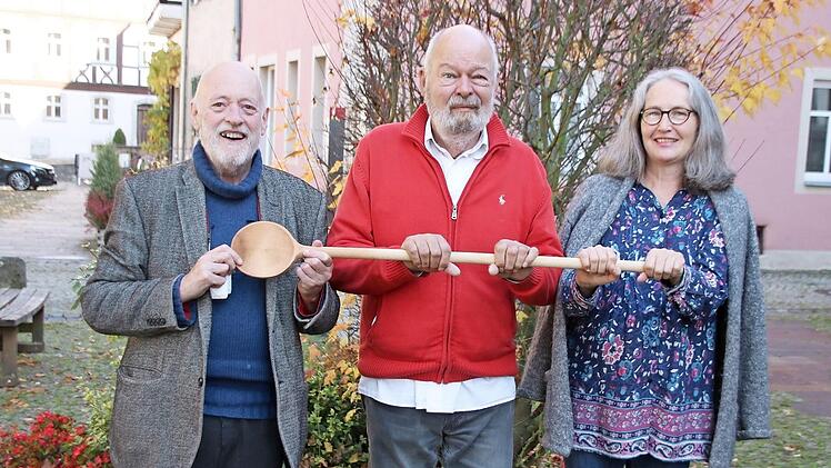 Jens Müller-Rastede, Bernt Sieg und Bärbel Fürst haben sich dem Kochlöffel verschrieben. Bei der nächsten szenischen Lesung der Litera(n)ten geht es um "Tafelspitzen".  Foto: Thomas Malz