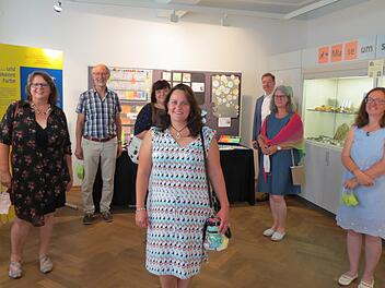 Über  die Sonderausstellung freuten sich unter anderem (von links) Renate Kröckel vom Haus für Kinder, Bürgermeister Peter Bergel, Monika Vorndran von der Einhard-Grundschule, Isabell Cicero vom Haus für Kinder, Dr. Thomas Schauerte, Direktor der Museen in Aschaffenburg, Andrea Schäfer von der Einhard-Grundschule und  Museumsleiterin Martina Wilm-Kiesel. Foto: Doris Bauer
