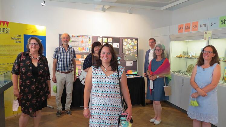 Über  die Sonderausstellung freuten sich unter anderem (von links) Renate Kröckel vom Haus für Kinder, Bürgermeister Peter Bergel, Monika Vorndran von der Einhard-Grundschule, Isabell Cicero vom Haus für Kinder, Dr. Thomas Schauerte, Direktor der Museen in Aschaffenburg, Andrea Schäfer von der Einhard-Grundschule und  Museumsleiterin Martina Wilm-Kiesel. Foto: Doris Bauer