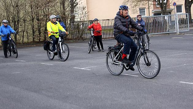 &Auml;u&szlig;erst diszipliniert geht es bei dem Training zu. Die Teilnehmer wahren die Abst&auml;nde und starten anschlie&szlig;end in den Parcours.