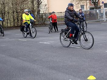 Äußerst diszipliniert geht es bei dem Training zu. Die Teilnehmer wahren die Abstände und starten anschließend in den Parcours.