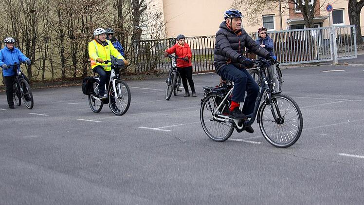 Äußerst diszipliniert geht es bei dem Training zu. Die Teilnehmer wahren die Abstände und starten anschließend in den Parcours.