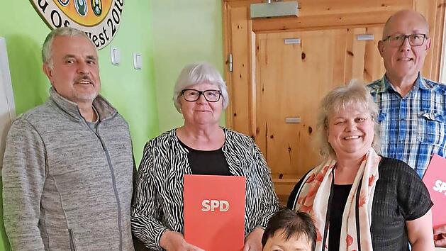 Thomas Flügel (l.) freut sich mit den Geehrten Rosi Stark (2. v. l.), Irene Göller (Mitte) und Gerhard Sterzer (r.). Mit im Bild: Ronni Arendt.