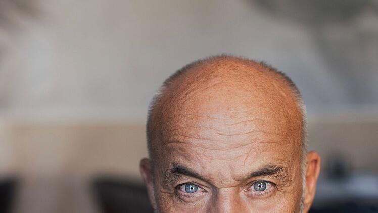 Schauspielstar Heiner Lauterbach nimmt sein Publikum mit auf eine literarisch-musikalische Reise durch die Vereinigten Staaten. Die Idee entstand zusammen mit seinem Freund Michael Gebhart bei einem Italien-Urlaub. Gebhart ist Bassist in der Band Cologne Blues Club.