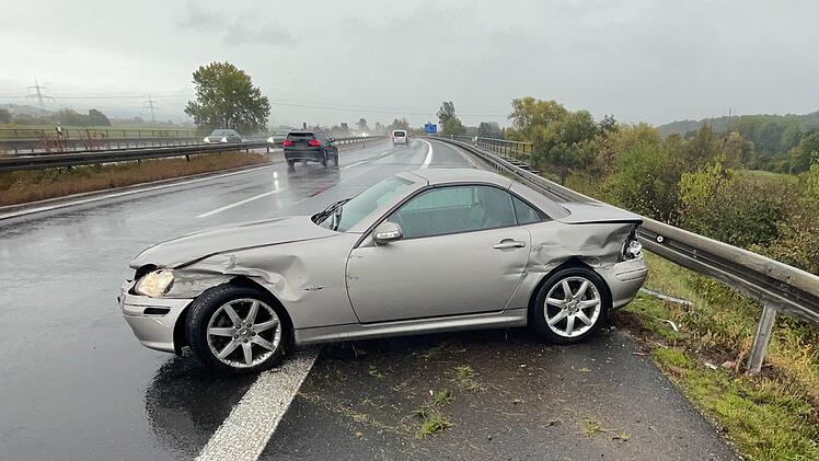 Fahrer verliert Kontrolle &uuml;ber Auto auf A70 bei Bamberg