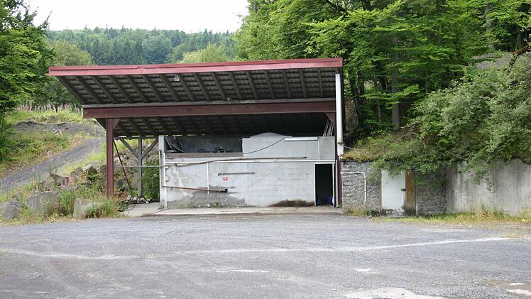 Der Unterstand wird zum Schlechtwetter-Arbeitsplatz für Waldarbeiter.