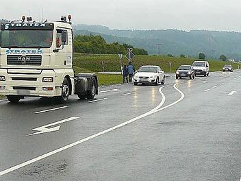 Nach der offiziellen Freigabe rollt seit gestern Mittag der Verkehr auf dem ausgebauten Abschnitt der Bundesstraße 303 bei Losau. Fotos: Klaus-Peter Wulf