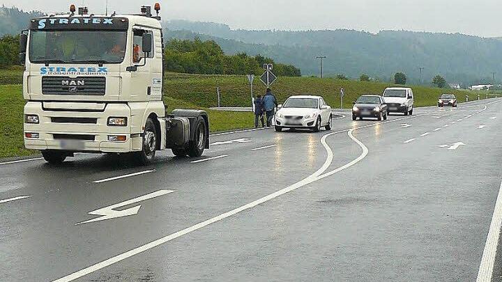 Nach der offiziellen Freigabe rollt seit gestern Mittag der Verkehr auf dem ausgebauten Abschnitt der Bundesstraße 303 bei Losau. Fotos: Klaus-Peter Wulf