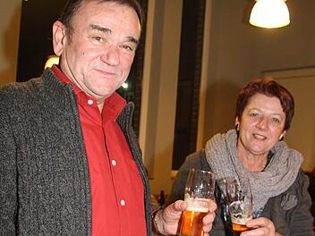 Dass Günther Romig bei der ersten Verkostung des Goldhopfens dabei sein musste, war klar, denn er ist jeden Tag zweimal an dem Hopfenfeld vorbeigeradelt. Anfangs mit Skepsis, doch diese Phase hat er nach dem ersten Schluck überwunden. "Der Unterschied ist deutlich zu schmecken", sagt Romig. Und sogar seine Frau hat einiges für den Goldhopfen übrig. "Das ist ein Frauenbier", sagt sie. Fotos: Sonja Adam