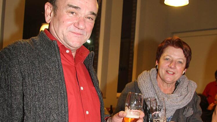 Dass Günther Romig bei der ersten Verkostung des Goldhopfens dabei sein musste, war klar, denn er ist jeden Tag zweimal an dem Hopfenfeld vorbeigeradelt. Anfangs mit Skepsis, doch diese Phase hat er nach dem ersten Schluck überwunden. "Der Unterschied ist deutlich zu schmecken", sagt Romig. Und sogar seine Frau hat einiges für den Goldhopfen übrig. "Das ist ein Frauenbier", sagt sie. Fotos: Sonja Adam