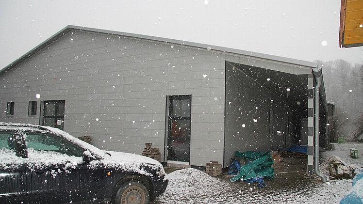 Trotz heftigen Schneegestöbers tut sich im neuen Schützenhaus in Untersteinach jede Menge.