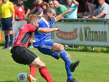 Kreisliga 1: Eggolsheims Sebastian Dierl (links) brachte hier Stefan Pawlitzki aus dem Tritt, schonte in der Schlussphase aber lieber die Kräfte für die Relegation. Fotos: Picturedreams