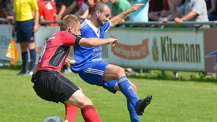 Kreisliga 1: Eggolsheims Sebastian Dierl (links) brachte hier Stefan Pawlitzki aus dem Tritt, schonte in der Schlussphase aber lieber die Kräfte für die Relegation. Fotos: Picturedreams