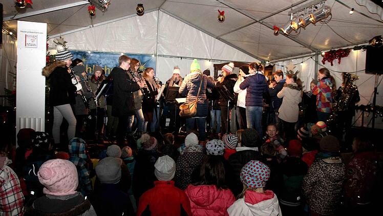 Die Stadtjugendkapelle unterhielt mit weihnachtlichen Weisen