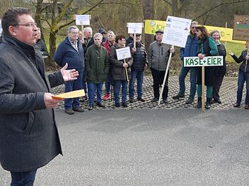 Kämpferischer Bürgermeister: Jürgen Wittmann (links) erläuterten den Besuchern des "Marktes der besonderen Art", wie es mit dem Wochenmarkt weiter gehen könnte. Gegner der jetzigen Lösung vor dem Rathaus blieben der gestrigen Aktion fern. Foto: Berthold Köhler