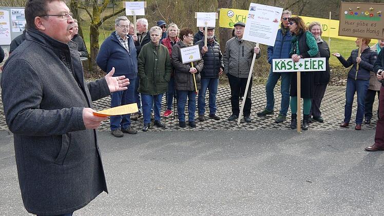 Kämpferischer Bürgermeister: Jürgen Wittmann (links) erläuterten den Besuchern des "Marktes der besonderen Art", wie es mit dem Wochenmarkt weiter gehen könnte. Gegner der jetzigen Lösung vor dem Rathaus blieben der gestrigen Aktion fern. Foto: Berthold Köhler