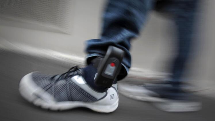 Islamistischer Gef&auml;hrder aus Unterfranken verschwindet trotz Fu&szlig;fessel. Foto: Fredrik von Erichsen/dpa