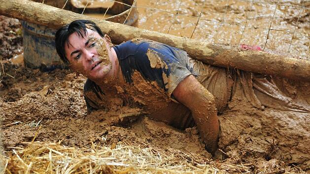 Tag 8 - Schatzsuche 4 "Schweinchen in der Mitte". Matthias Mangiapane und Kattia m&uuml;ssen in einem Gehege mit vier Schweinen, verfaulten Lebensmitteln und noch mehr Schlamm nach Puzzleteilen suchen. In 30 Minuten m&uuml;ssen alle Teile gefunden und das Puzzle fertiggestellt werden. Foto: MG RTL D / Stefan Menne