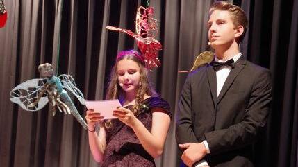 Eva M&uuml;ller und Nicholas Gentzsch f&uuml;hrten durch das Sommerkonzert. Foto: Heike Sch&uuml;lein