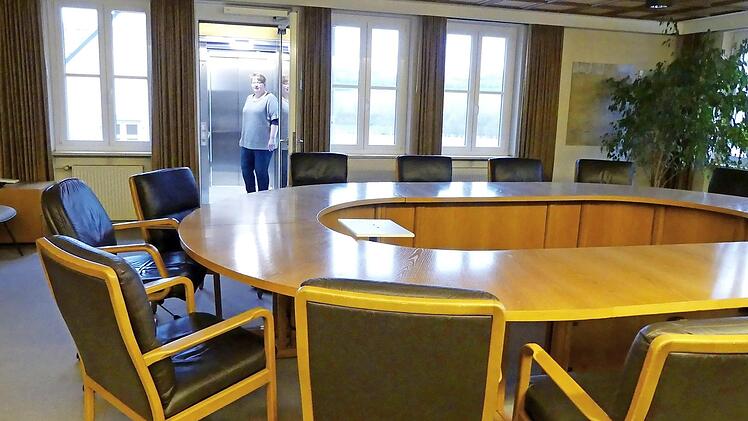 Sekretärin Kathrin Lindner zeigt, wie man mit dem neuen Außenaufzug auch in den Sitzungssaal im Obergeschoss gelangt.  Foto: Dieter Hübner