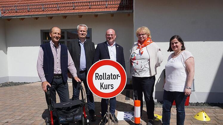 Der Aktionstag "Mobil im Alter" wurde von der Gemeinde Sandberg und der  Kreuzbergallianz organisiert. Im Bild: Sandbergs Bürgermeisterin  Sonja Reubelt (rechts) mit den Referenten des Tages, Verkehrserzieher a.D. Edgar Kast (von links), Ronald Ziegler (ÖPNV-Beauftragter des  Landkreises Rhön-Grabfeld), der Vorsitzende der Kreuzbergallianz  Bischofsheims Bürgermeister Georg Seiffert und die Seniorenbeauftragte  der Malteser, Viola Schmidt.Marion Eckert