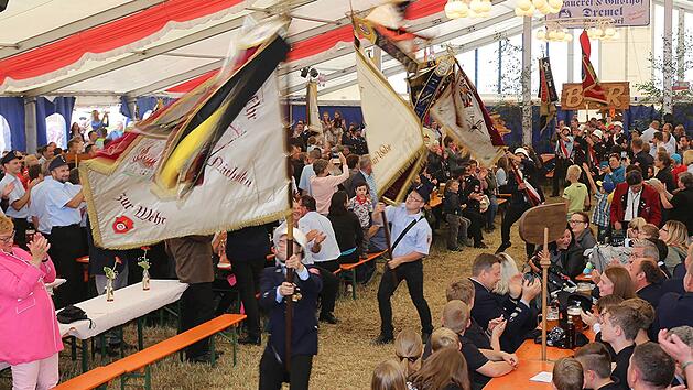 Beim Einzug wurden die Fahnen kr&auml;ftig geschwenkt. Die Abgeordnete Monika Hohlmeier geht in Deckung&nbsp;... Fotos: Gerd Klemenz