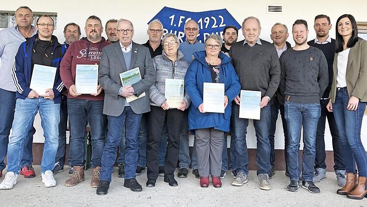 Zahlreiche Ehrungen gab es bei der Jahreshauptversammlung für langjährige und verdiente Mitglieder beim FC Burggrub.  Foto: K.- H. Hofmann
