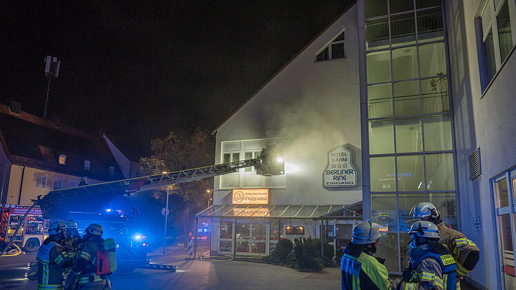 Schwerer Hotelbrand in Bamberg: Angrenzende Läden kämpfen mit Folgen