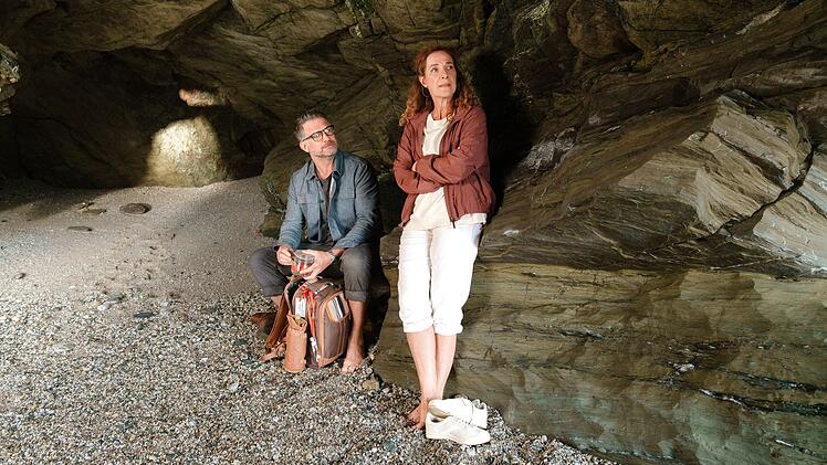 Kate Evans (Clelia Sarto) fragt sich, ob ihre Ehe zu Andrew (Simon B&ouml;er) das Richtige f&uuml;r sie ist.