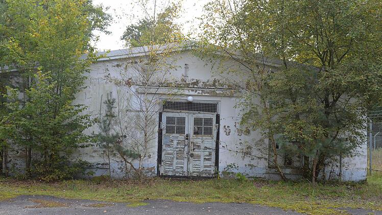 Eine der Hallen, in denen Willy Messerschmitt sein erstes Motorflugzeug konstruiert haben soll. Genau hier soll ein Gewerbegebiet entstehen. Foto: Ronald Rinklef