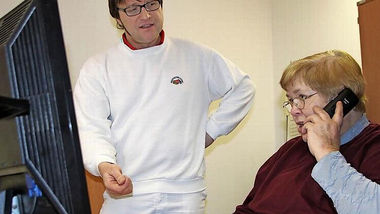 Brigitte Kuhlmann nimmt zumeist die Anrufe entgegen. Wenn's brennt, muss sie schnell reagieren und zum Beispiel Pflegefachkraft Martin Dorn zu einem Kunden nach Hause schicken. Foto: Ulrike Müller