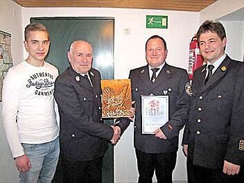 Stefan Büttner ist seit 30 Jahren Mitglied der Feuerwehr Lützelbuch. Seit 20 Jahren steht er auch als Kommandant an deren Spitze. - Foto (von links): Damian Jesinowski, der neu in die aktive Mannschaft der Feuerwehr Lützelbuch aufgenommen worden ist, Johannes Schulz, Vorsitzender der Feuerwehr Lützelbuch, Kommandant und Jubilar Stefan Büttner sowie Stadtbrandrat Ingolf Stökl.  Foto: Martin Koch