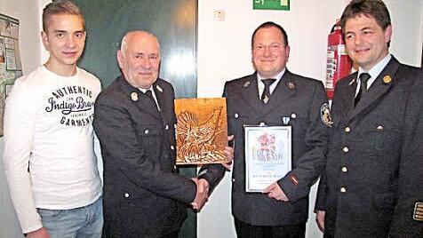 Stefan Büttner ist seit 30 Jahren Mitglied der Feuerwehr Lützelbuch. Seit 20 Jahren steht er auch als Kommandant an deren Spitze. - Foto (von links): Damian Jesinowski, der neu in die aktive Mannschaft der Feuerwehr Lützelbuch aufgenommen worden ist, Johannes Schulz, Vorsitzender der Feuerwehr Lützelbuch, Kommandant und Jubilar Stefan Büttner sowie Stadtbrandrat Ingolf Stökl.  Foto: Martin Koch