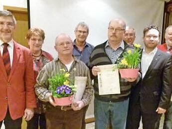 Die Hauptversammlung war Anlass, Ehrungen auszusprechen (von links): Michael Busch, Erika Sollmann, Peter Reg, Peter Janson, Eduard Pecht, Klaus-Peter Kurth, Martin Finzel, Wolfgang Dultz.  Foto: Doris Weidner