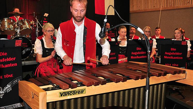 Schlagzeuger Markus Graser brachte am Xylophon die "Erinnerung an Zirkus Renz" zum Klingen. Foto Ulrike Langer