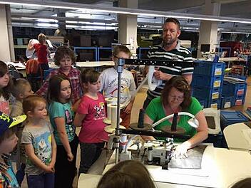 Bei einem Besuch bei K + W Polstermöbel in Lichtenfels lernten die Kinder die gesamte Fertigung einschließlich der Entwicklung kennen. Foto: Gerda Völk
