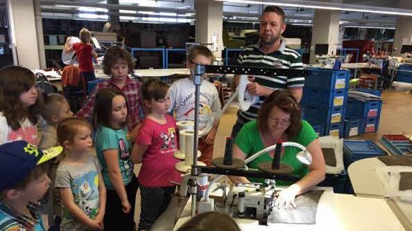 Bei einem Besuch bei K + W Polstermöbel in Lichtenfels lernten die Kinder die gesamte Fertigung einschließlich der Entwicklung kennen. Foto: Gerda Völk