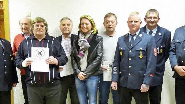 Ehrung langjähriger Mitglieder der Feuerwehr Schney (von links): Erster Vorsitzender Erich Wachsmann, Rolf Werner, Helmut Wicklein, Horst Hollfelder, Zweite Bürgermeisterin Sabine Rießner, Heinrich Gutgesell, Kommandant Alexander Ultsch, Zweiter Vorsitzender Thomas Brocke und Tommy Schimanski  Foto: Alfred Thieret