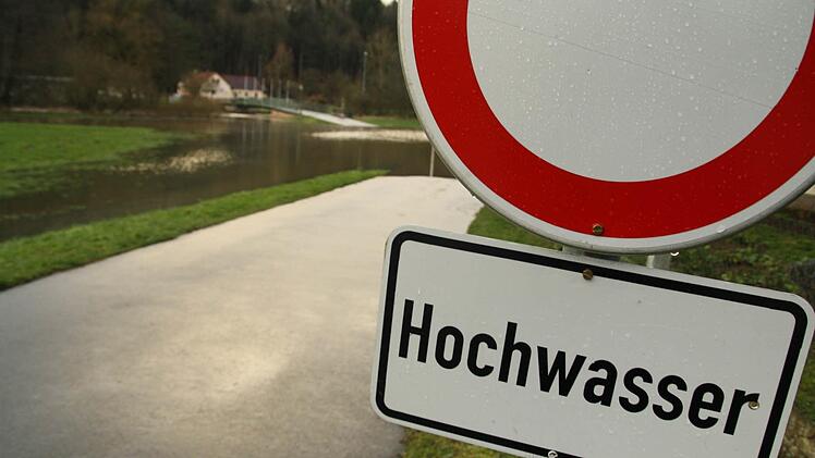 Kein seltenes Bild in den ersten Monaten des Jahres: Der Verbindungsweg von Hausen zum Sportplatz ist nicht passierbar. Foto: Paul Ziegler