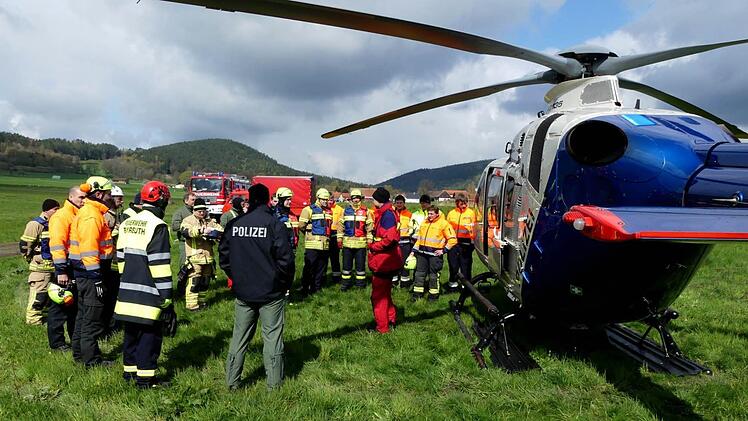 Einsatzbesprechung zwischen Feuerwehr und Polizei