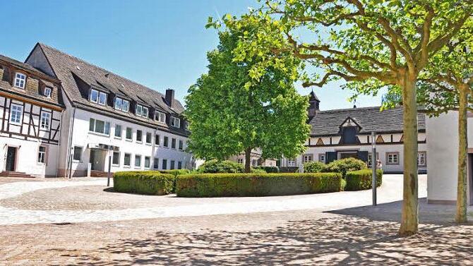 Schloss Fürstenberg - hier ein Blick in den Innenhof - beherbergt die renommierte Porzellan-Manufaktur Fürstenberg.