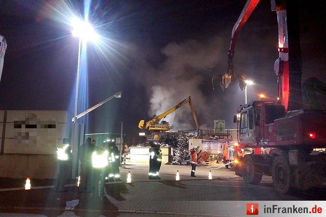 Großbrand im Hafen - Anwohner sollen Fenster und Türen geschlossen halten
